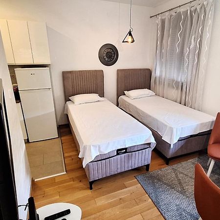 Lijepo Pozicioniran Stan, Atrakcije Blizu Apartment พอดโกริกา ภายนอก รูปภาพ